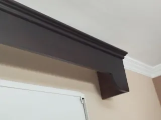 Galería de madera oscura