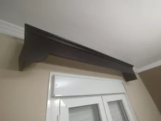 Galería de madera oscura