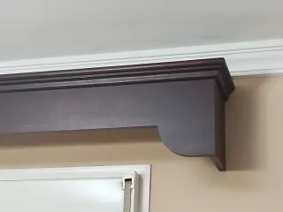 Galería de madera oscura