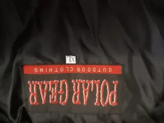 Plumífero hombre negro y marrón