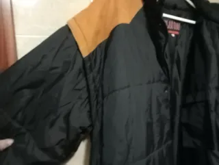 Plumífero hombre negro y marrón