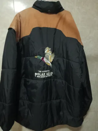 Plumífero hombre negro y marrón