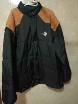 Plumífero hombre negro y marrón