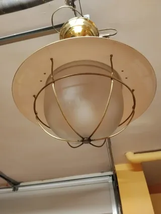 Lámpara colgante dorada de metal