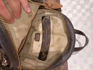 Mochila Guess Marrón y Dorada