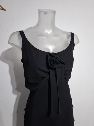Vestido negro con flor