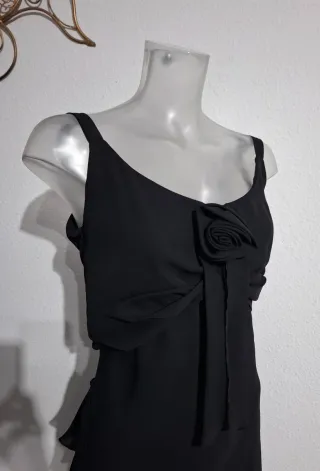 Vestido negro con flor