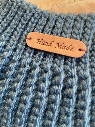 Capa tejida azul con perlas