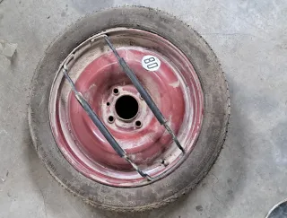 2 Ruedas con neumaticos clavos Seat Marvella, Fiat