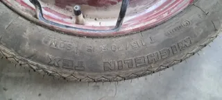 2 Ruedas con neumaticos clavos Seat Marvella, Fiat