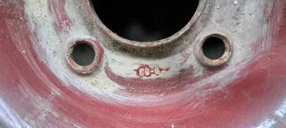 2 Ruedas con neumaticos clavos Seat Marvella, Fiat