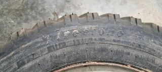 2 Ruedas con neumaticos clavos Seat Marvella, Fiat