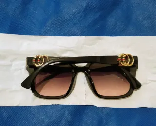 Gafas de sol UV protección negras y doradas