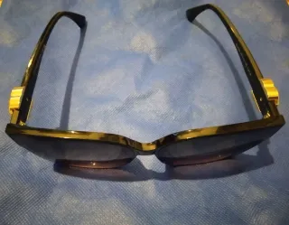 Gafas de sol UV protección negras y doradas