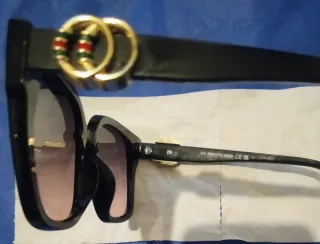 Gafas de sol UV protección negras y doradas