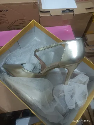 Zapatos de tacón dorados BABU