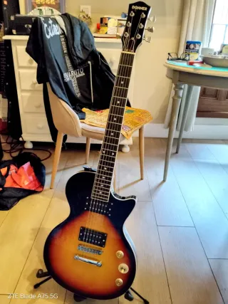 Guitarra Eléctrica Donner Sunburst