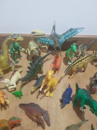 Lote de dinosaurios de juguete