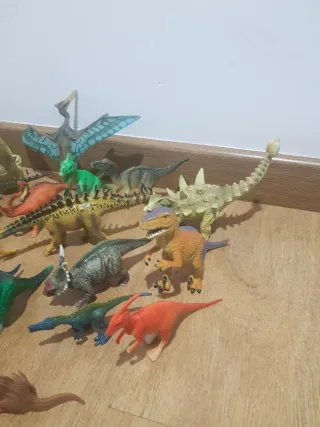 Lote de dinosaurios de juguete