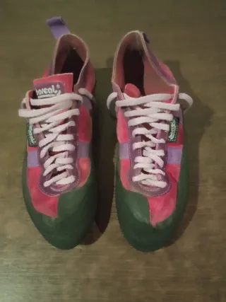 Dos peus de gat boreal un de bota i un ninja,