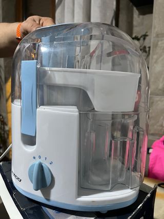 Exprimidor de zumo blanco y azul