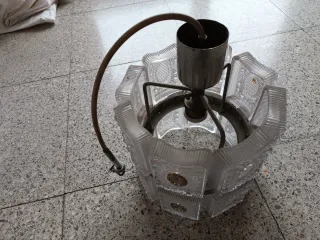 Lámpara para colgar de cristal y metal con detalle