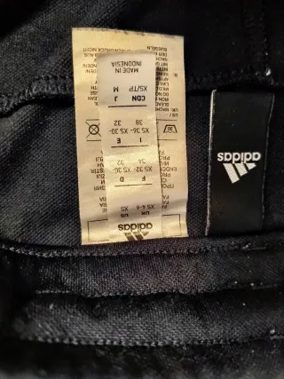 Pantalones Adidas negros con rayas rojas