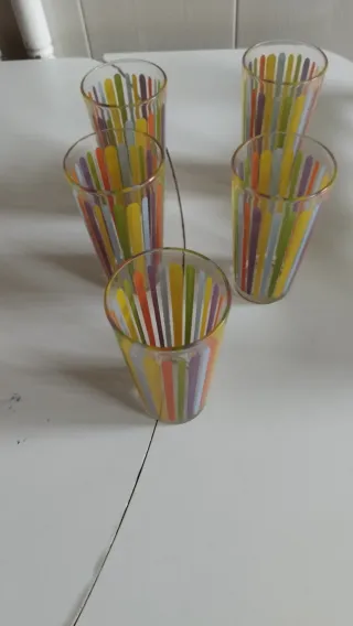 Juego de 5 vasos de cristal con rayas de colores