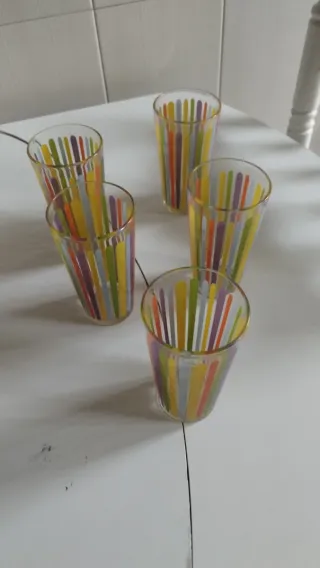 Juego de 5 vasos de cristal con rayas de colores