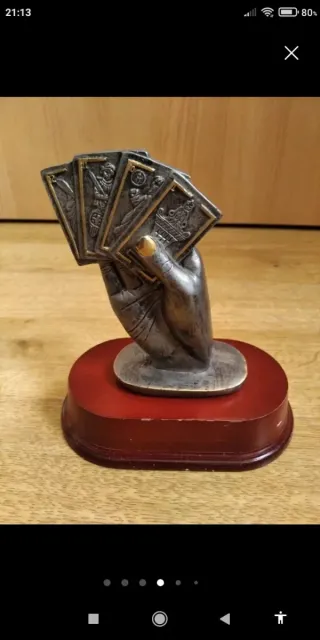 Trofeos de manos con cartas