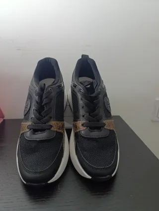 Zapatillas deportivas negras y marrones