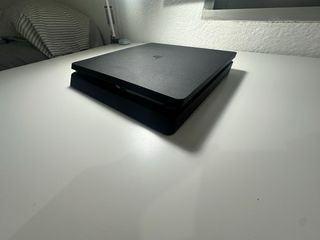 PS4 Slim 500GB Negra + Accesorios