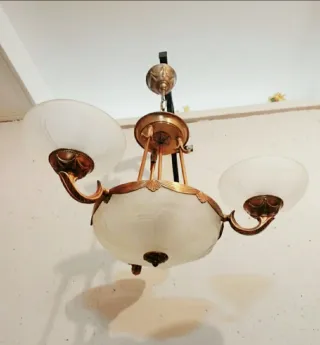 Joya decorativa:lámpara de bronce de tres brazos