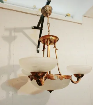 Joya decorativa:lámpara de bronce de tres brazos