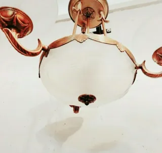 Joya decorativa:lámpara de bronce de tres brazos