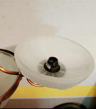 Joya decorativa:lámpara de bronce de tres brazos