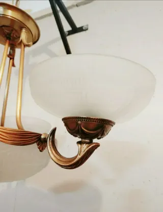 Joya decorativa:lámpara de bronce de tres brazos