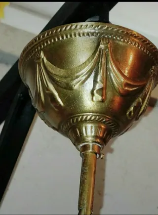 Joya decorativa:lámpara de bronce de tres brazos