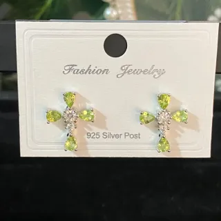 Pendientes de peridoto cruzado