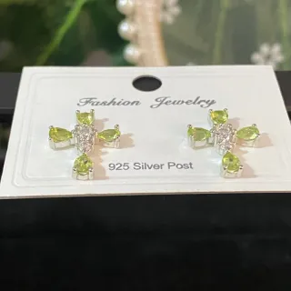 Pendientes de peridoto cruzado