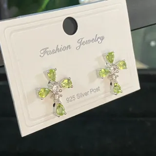 Pendientes de peridoto cruzado