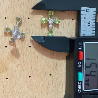 Pendientes de peridoto cruzado