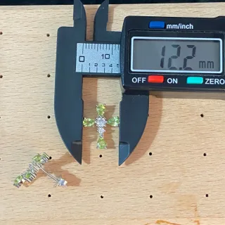 Pendientes de peridoto cruzado