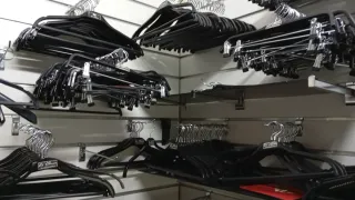 Perchas Negras Madera y Metal