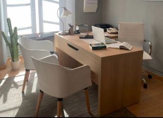 Para despacho mesa y 3 sillas. Entrega en mano