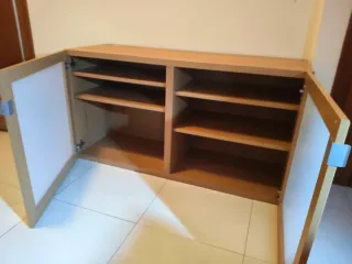 Mueble de madera y cristal Ikea