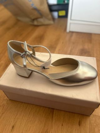 Zapatos de tacón bajo plateados