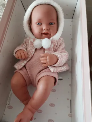 Muñeca bebé con conjunto rosa y capucha