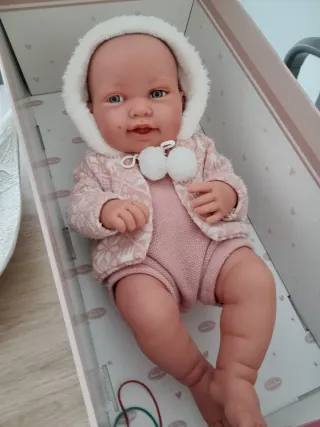 Muñeca bebé con conjunto rosa y capucha