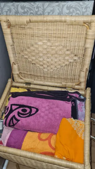 Baúl de mimbre beige